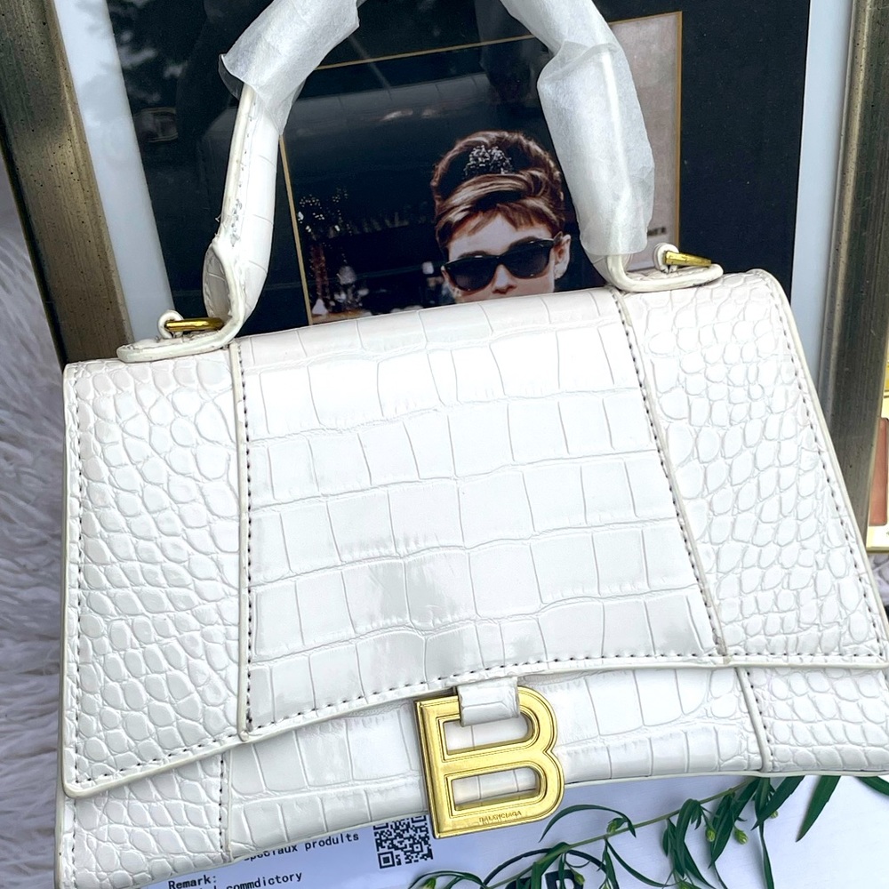 🔥FLASH SALE🔥NWT White  Bag crossbody gold Monogram B